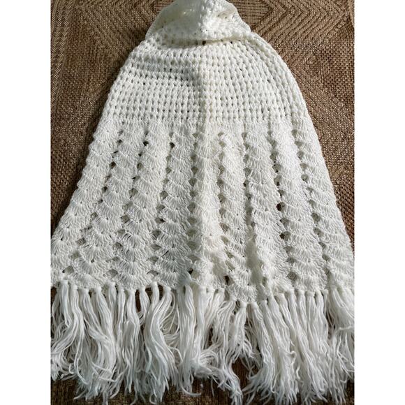 Vtg. 1970s English Village Hand Crochet white boho fringed knit poncho cape - Picture 4 of 10